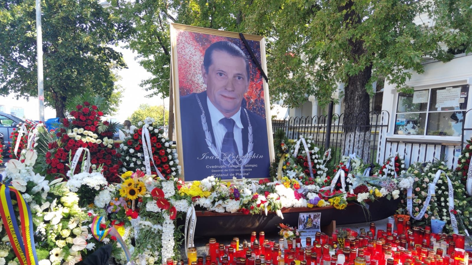 Zeci de coroane de flori, depuse la Clubul Sportiv Dinamo. Ivan Patzaichin va fi înmormântat astăzi, cu onoruri militare