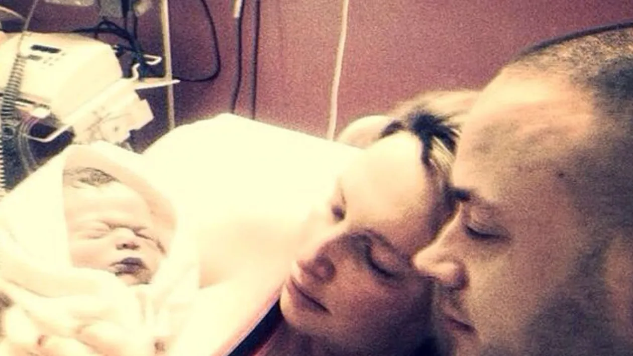 Aceşti tineri erau în culmea fericirii că au devenit părinţi, dar adevărul din spatele imaginii e înfricoşător