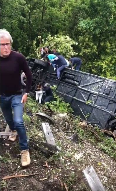 Un autocar plin cu turiști s-a răsturnat într-o prăpastie din Italia. Printre victime sunt și români. Bilanțul e înfiorător