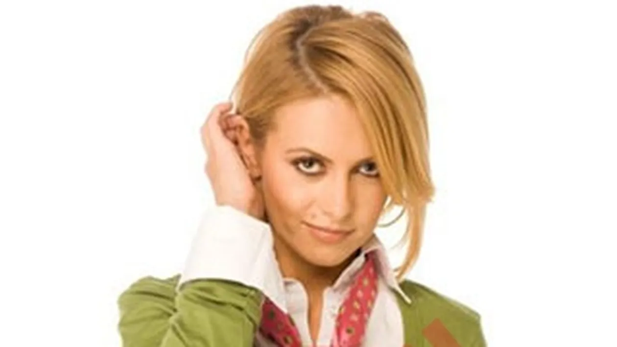 Simona Gherghe: Exista oameni care iubesc cat pentru trei vieti si altii care isi poarta iubirile ca pe niste poveri