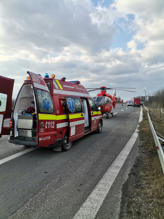Accident grav pe A1. Impact între trei autoturisme. O mașină răsturnată și o victimă încarcerată
