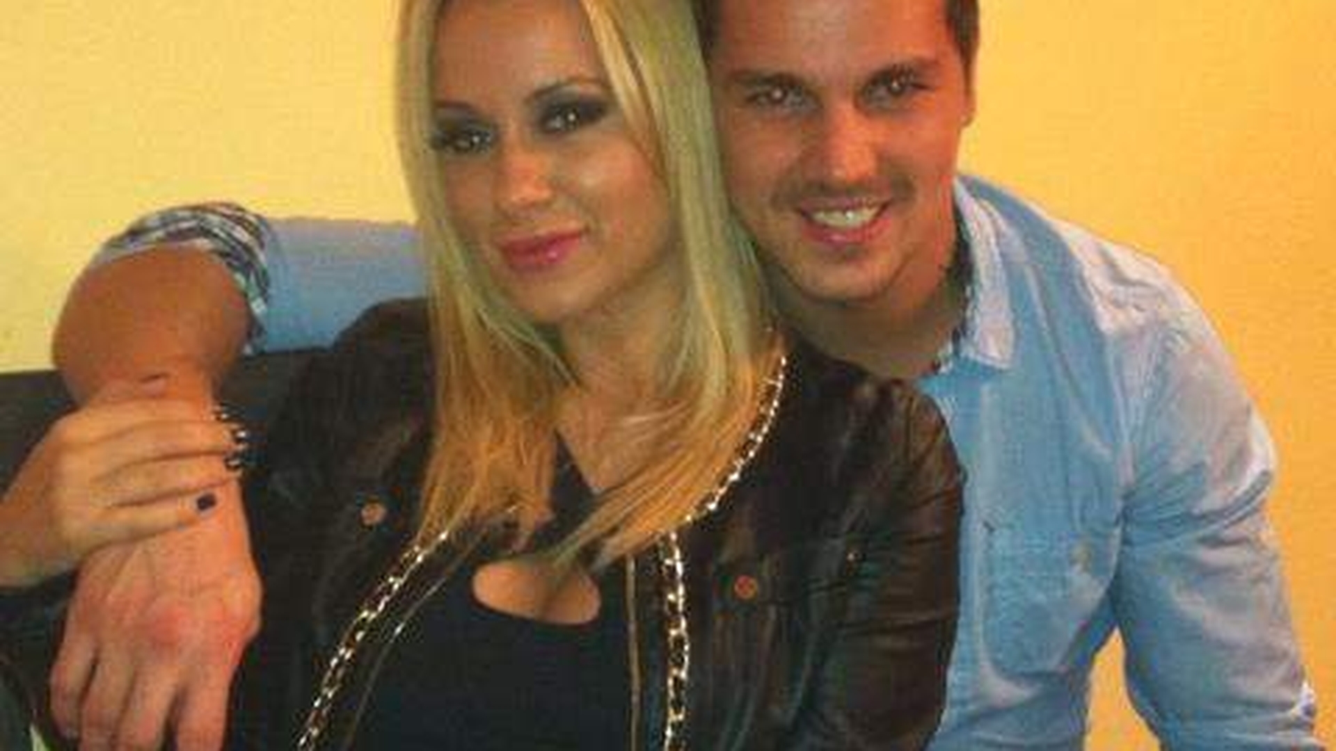 Barboni o insala pe Simona Trasca? Vezi imagini incendiare in care tanarul pipaie de zor o blonda, in club!