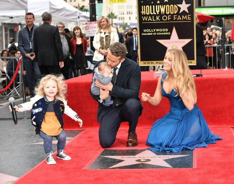 Aceştia sunt cei mai frumoşi părinţi celebri! Actorii BLAKE LIVELY şi RYAN REYNOLDS, apariţie în premieră alături de fiicele lor