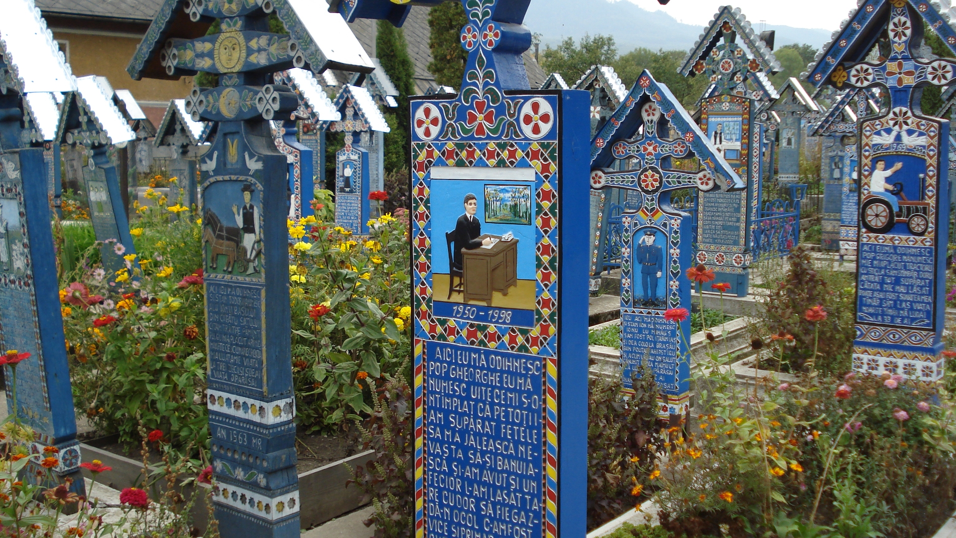 Puțini știu asta! Cât costă un loc de veci în Cimitirul Vesel de la Săpânța