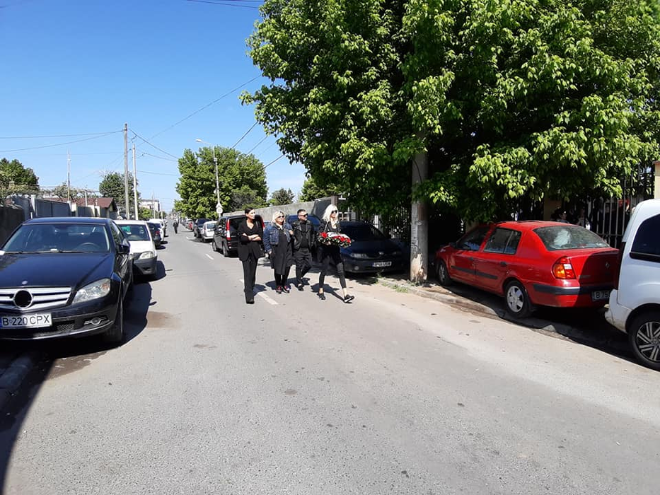 A aparut la inmormantarea lui Razvan Ciobanu. Cine este, de fapt, blonda din imagini