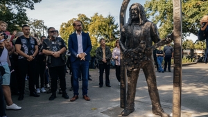 Regretatul chitarist Adrian Bărar, fostul lider al trupei Cargo, onorat la Timișoara. Imagini cu statuia sa