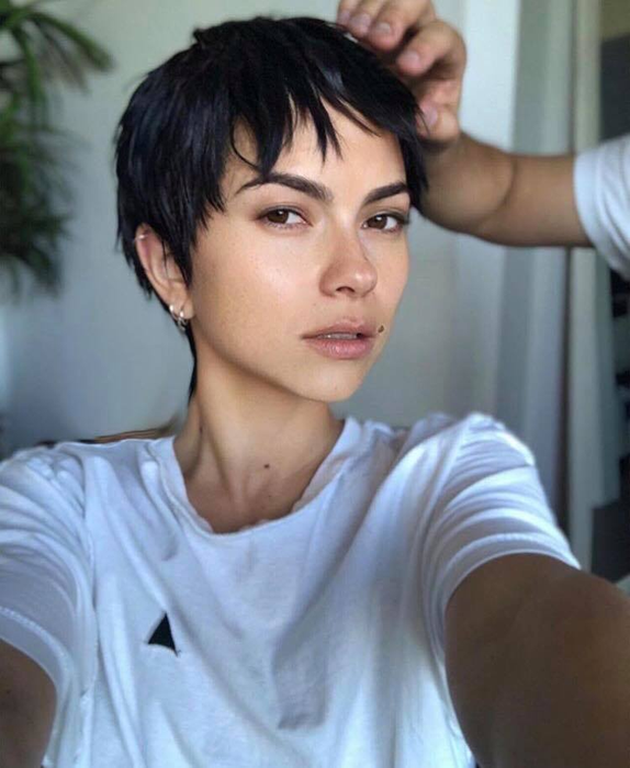 Inna s-a pozat cu părul scurt