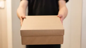 A comandat o monedă în valoare de 3.300 de euro, dar a avut parte de un șoc. Când a deschis coletul, să cadă din picioare!