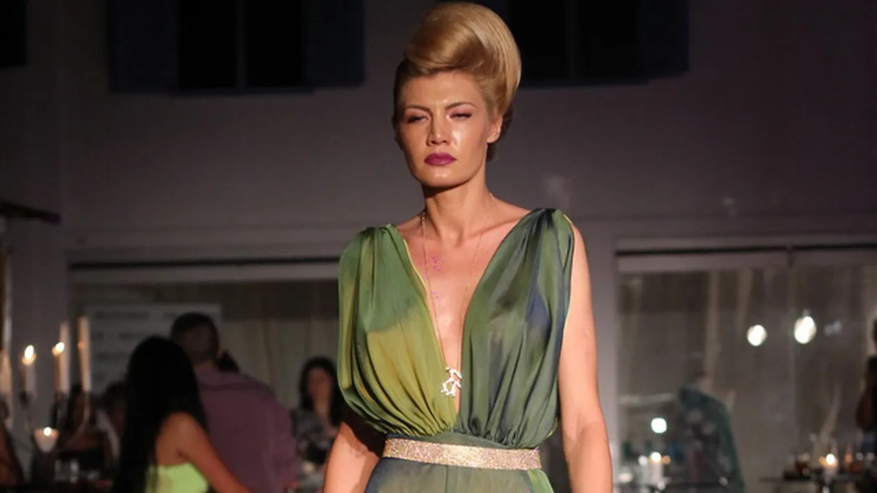 Moment penibil pe podium! Fosta concurenta Next Top Model, Madalina Barbu, s-a tras de chiloti in loc sa zambeasca la camera