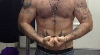 Alex Velea si Connect-R o sa isi infiga unghia in gat cand o sa vada poza asta! Plin de tatuaje, musculos si puternic! El este cel mai sexy viitor tatic din showbiz!