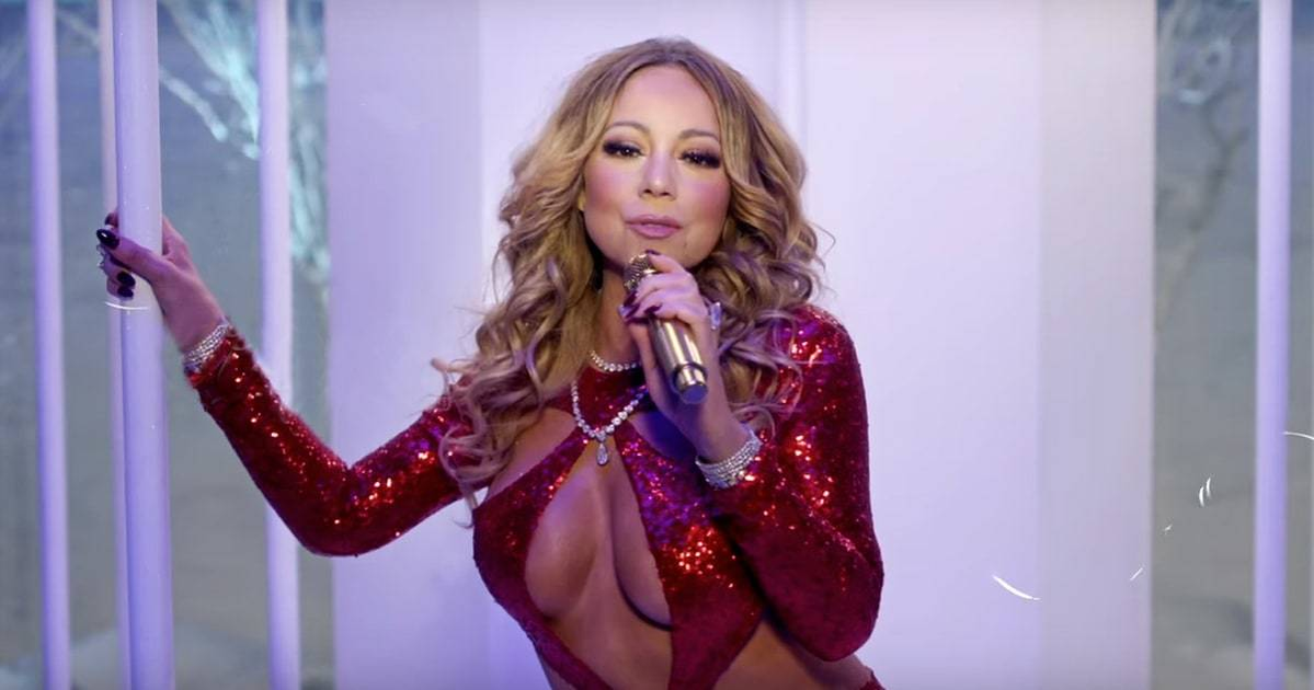 Celebra Mariah Carey a fost acuzată de un fost bodyguard că l-ar fi hărţuit. L-a aşteptat în lenjerie transparentă într-o cameră de hotel