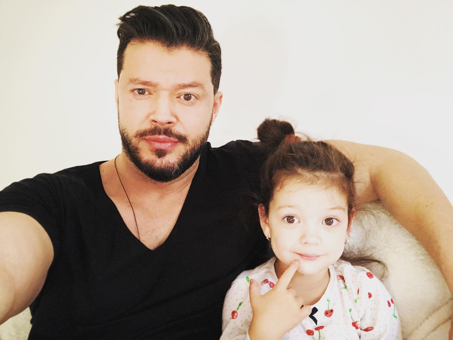 Victor Slav, dezvăluiri despre iubita pe care o ține ascunsă: “Suntem într-o relație de un an și patru luni”. Cum se înțelege Ela cu fiica fostului prezentator, Sofia