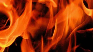 O femeie de 50 de ani si-a dat foc pe balcon in mijlocul noptii