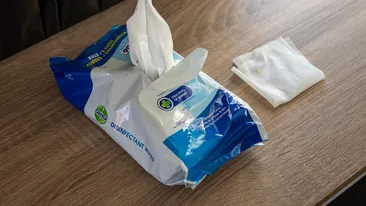 Ce se întâmplă dacă arunci șervețele umede în toaletă. Suntem convinși că nu știai asta