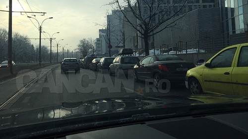 Poliţia Rutieră a Capitalei, sesizată în privinţa maşinilor parcate care blochează circulaţia