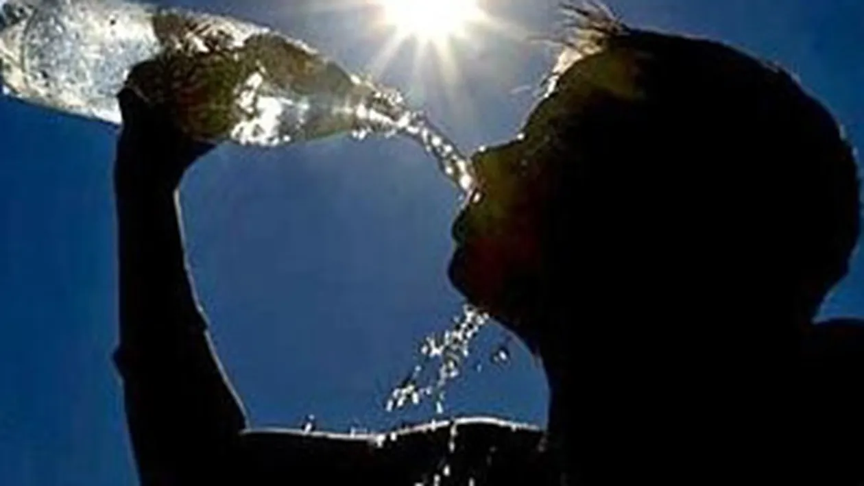 Vrei sa scapi de senzatia de lesin aparuta din cauza caniculei? Bea apa la fiecare 15 minute, chiar daca nu ti-e sete!