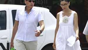 Imagini exclusive. Doamna premier e provocatoare la piaţă: ”cocoţată” pe platforme, cu rochie transparentă şi…