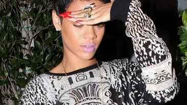 Apogeul prostului gust - Rihanna si-a pus dinti de aur, ca manelistii. Vezi in ce hal arata!