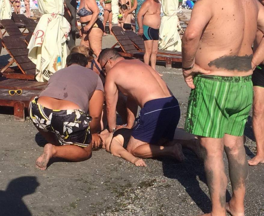 FOTO! Clipe de coşmar pe o plajă din Mamaia! O femeie a fost la un pas de moarte după ce a intrat în mare