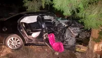 Accident grav în Teleorman. Doi tineri au intrat cu mașina într-un copac. Băiatul a rămas încarcerat