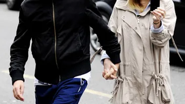 Iubitul lui Kate Hudson se plimba pe strada cu punga de plastic pe cap! Ce-o fi patit?