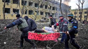 Dramele războiului. Femeia însărcinată, scoasă pe targă din maternitatea bombardată din Mariupol, a murit