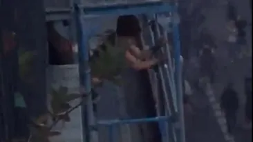 VIDEO| Partidă de amor, în balcon, în timpul protestelor violente din Franța!