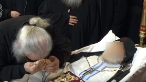 Credincioșii cred că este un miracol! Părintele Nectarie și-a mișcat mâna în coșciug, în timpul slujbei de înmormântare