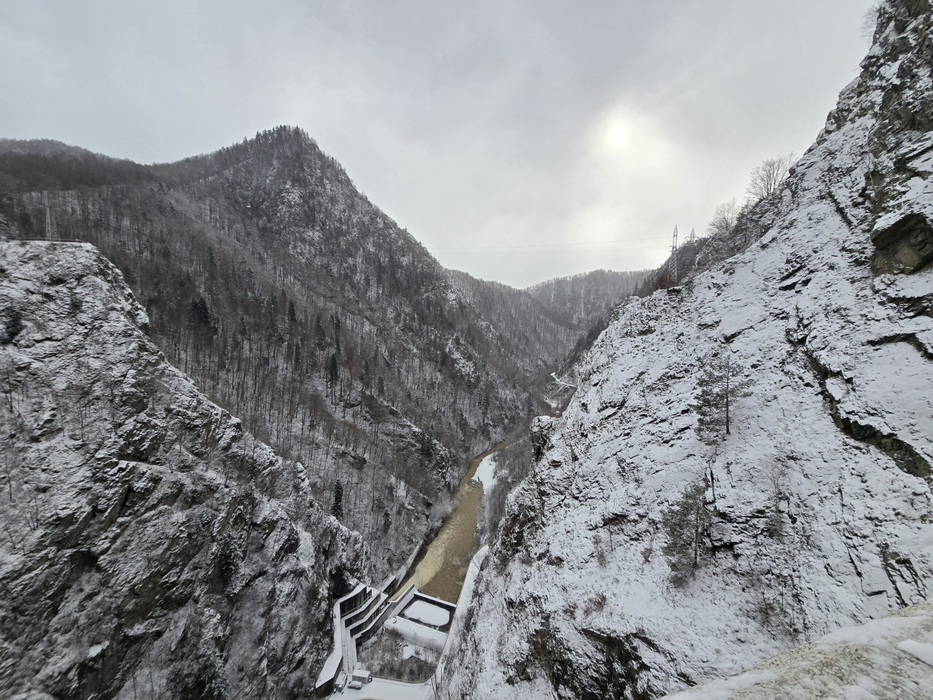 Ninge ca în povești la Barajul Vidraru/ sursă foto: mediafax