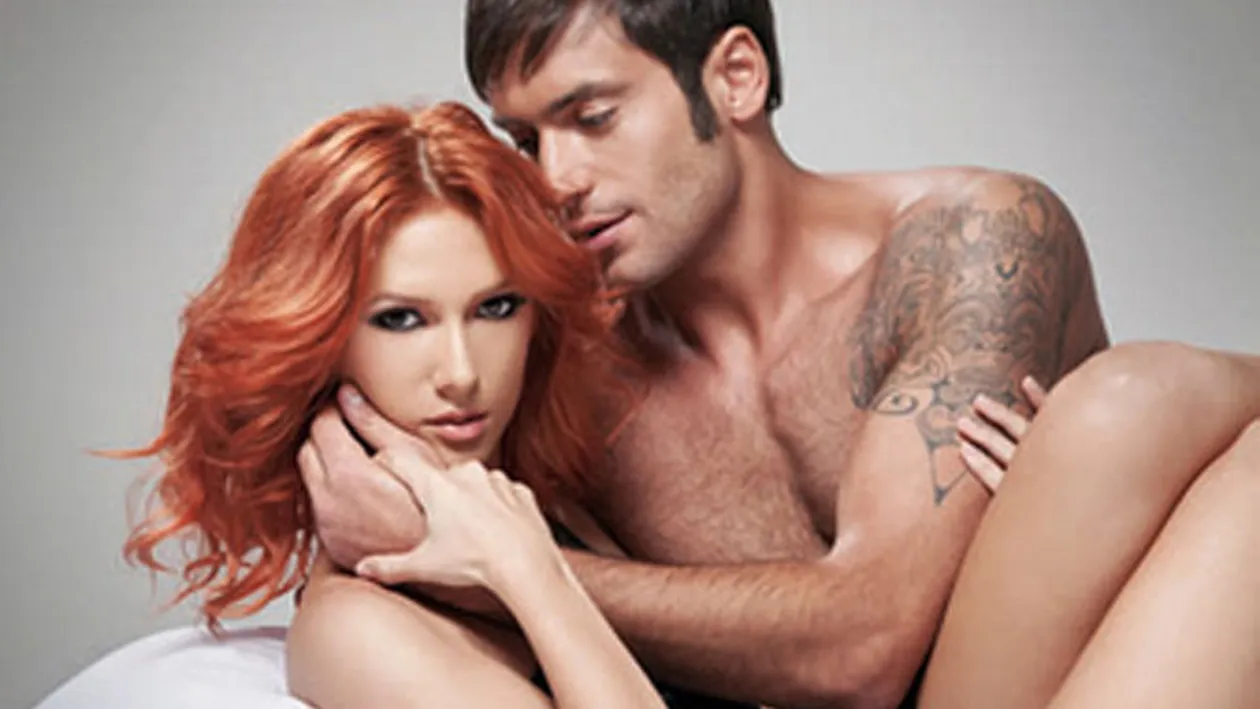 Uite cum o excita Radu Valcan pe Adela Popescu! O saruta pe gat si o mangaie pasional pe sani!