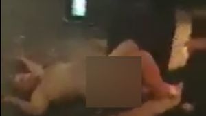 VIDEO SCANDALOS. Un bărbat COMPLET  dezbrăcat se tăvăleşte pe jos în Centrul Vechi!