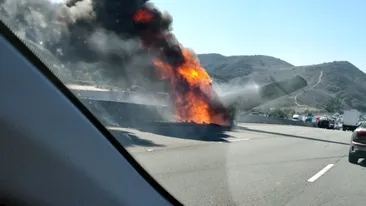 Un avion de epocă s-a prăbușit și a luat foc în apropiere de Los Angeles