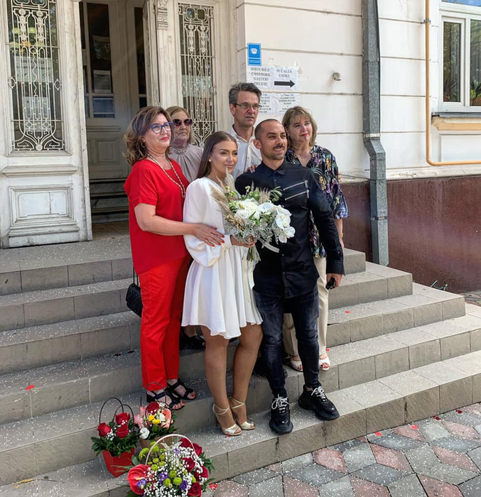 Oana Radu, o mireasă cum rar s-a mai văzut! Cum au arătat toate ţinutele artistei de la cununia civilă cu Cătălin Dobrescu. A avut decolteu larg şi…