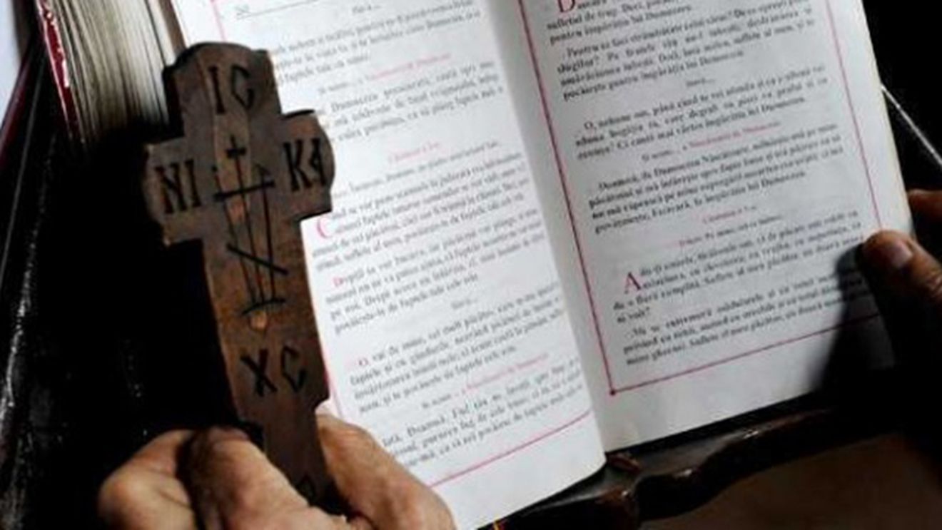 Practici infricosatoare intr-o biserica din Ardeal. Ce a aparut in imagini dupa ce preotul a “rostit” blestemul!