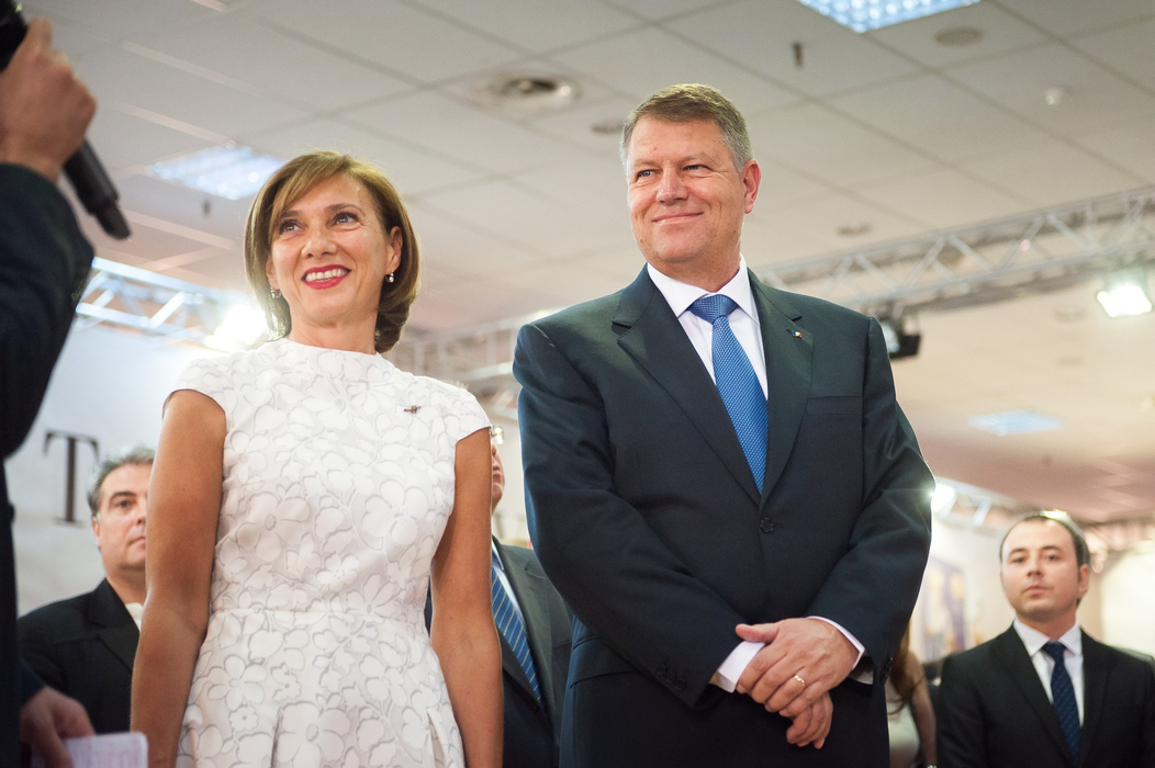 Nu o recunoști! Cum arăta Carmen Iohannis în tinereţe! În copilărie, Prima Doamnă a luat lecții de balet și de pian