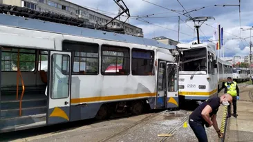Două tramvaie s-au ciocnit frontal în Capitală. 7 persoane au fost rănite