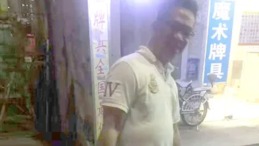 Bărbatul acesta are un suflet mare! A găsit un sac la tarabă, spre vânzare, şi MIŞCA. Ce era în el