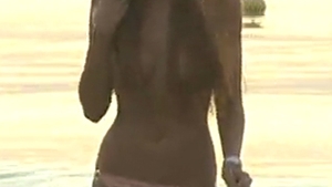 Bianca e lipsita de inhibitii! A facut baie in mare, topless