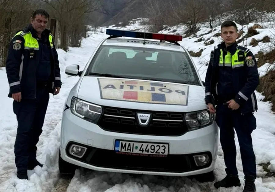 Ei sunt Laurențiu și Cornel, polițiștii care au salvat un bărbat care se spânzurase. Au intervenit în ultimul moment/ sursă foto: social media