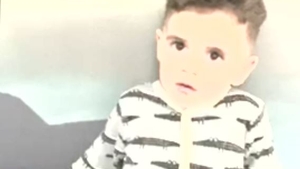 El e cel mai mic suporter al Craiovei! Vezi cum cântă imnul Universității, în duet cu mama sa VIDEO
