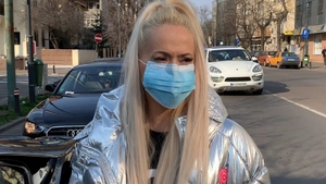 FOTO. Cum a ieșit Anda Adam pe balcon în plină pandemie de coronavirus. Masculii au înnebunit: “Vecină, dragă vecină...”
