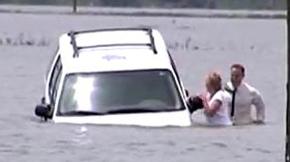 VIDEO Un reporter-erou a salvat o femeie din mijlocul viiturii