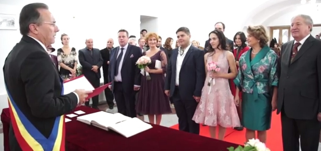 Căsătoria a fost oficiată de însuşi primarul, pe atunci, Gheorghe Nichita