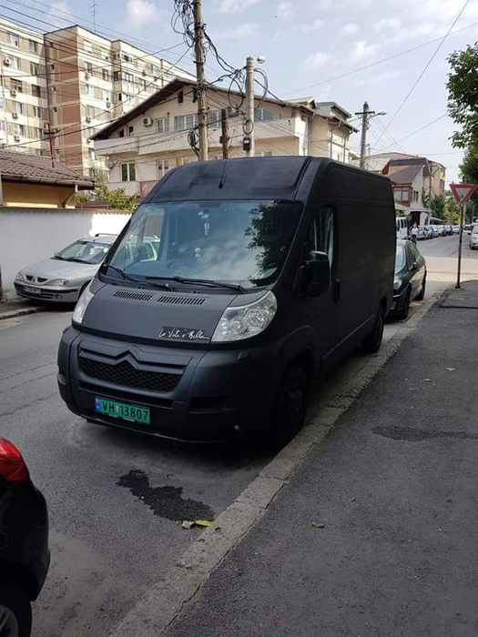 Dubă suspectă în cartierul Berceni din București: “Asta e ambulanța negră!”