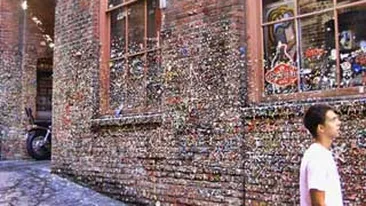 FOTO INCREDIBIL Peretele din guma de mestecat