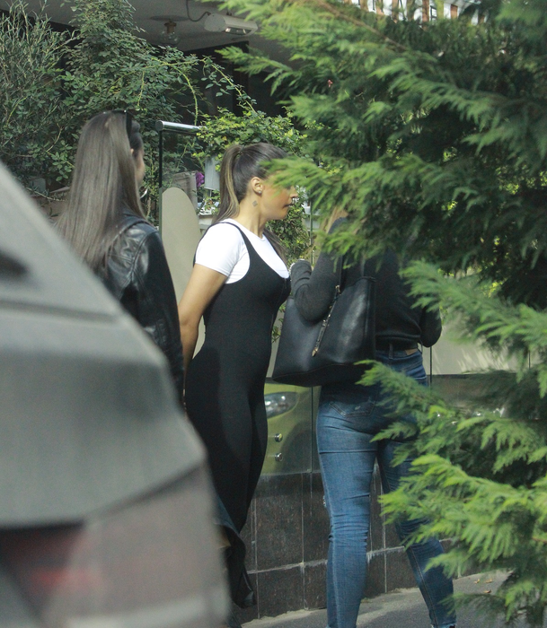 După ce a făcut mai multe fotografii cu una dintre admiratoarele sale, Antonia a ținut să vadă și ea cum au ieșit în pozele de colecție © CANCAN.RO