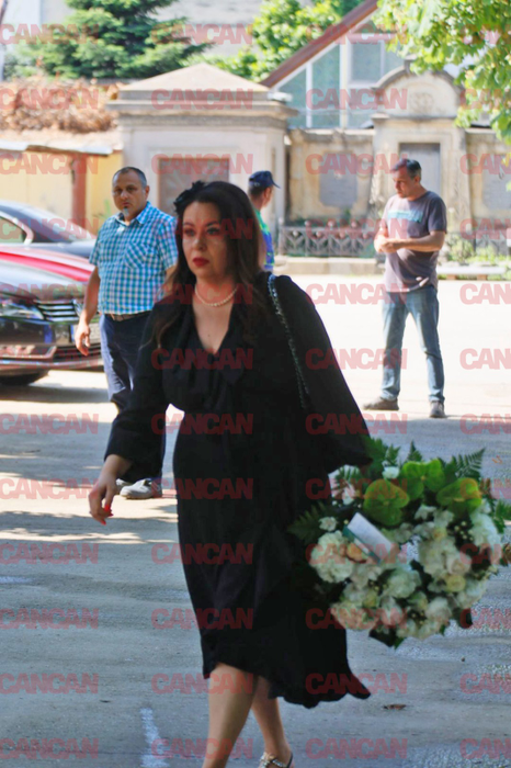 Cum a apărut Oana Roman la slujba în memoria lui Stephan Pelger. O mulțime de vedete, prezente la cimitir. FOTO EXCLUSIV