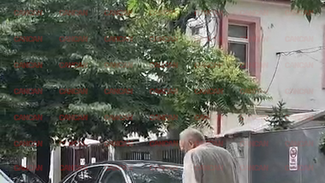 După ce fostul președinte al României se urcă în mașină, filosoful pleacă în direcția opusă