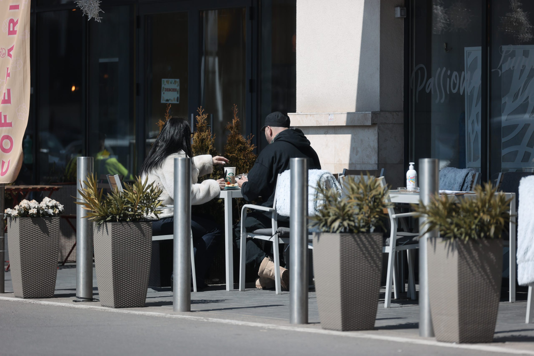 Cheloo și bruneta misterioasă au mâncat, au băut o cafea și au fumat (Foto: CANCAN.RO)
