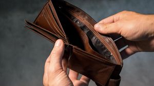 O femeie de 70 de ani a țepuit mai multe instituții nebancare și a reușit să obțină 50.000 lei cu documente falsificate